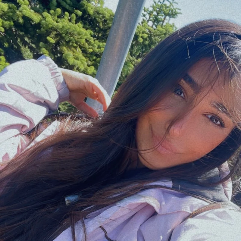 Joelle E.